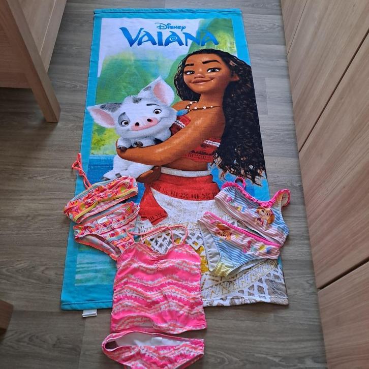 badlaken van Vaiana en 3 badpakjes maat 122-128, Kinderen en Baby's, Kinderkleding | Kinder-zwemkleding, Zo goed als nieuw, Zwem-accessoire