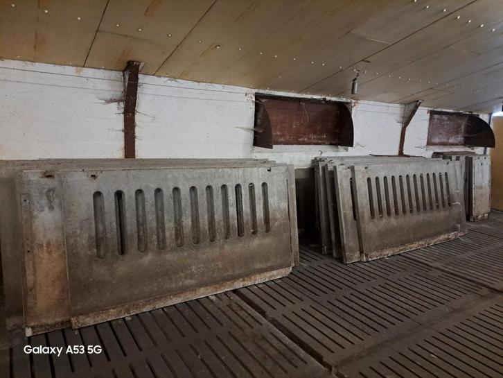 Betonnen muren., Dieren en Toebehoren, Stalling en Weidegang, Stalling