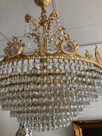 Prachtige cristallen kroonluchter met Limoges plaquettes beschikbaar voor biedingen