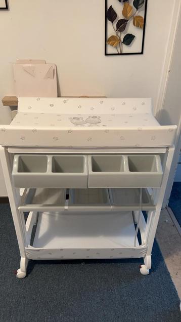 Baby pampers tafel en badje 2in1 beschikbaar voor biedingen