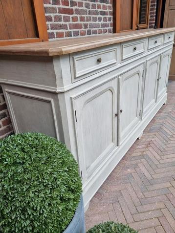 Massief houten dressoir  beschikbaar voor biedingen