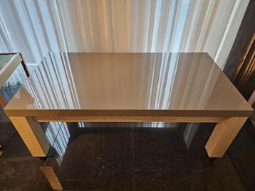 kleine tafel beschikbaar voor biedingen