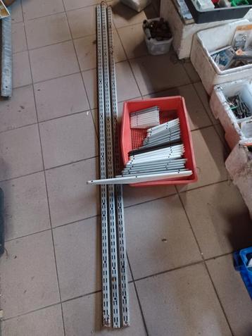 Metalen rails en plankendragers om een rek op te hangen beschikbaar voor biedingen
