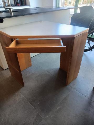 Hoekmeubel voor computer beschikbaar voor biedingen