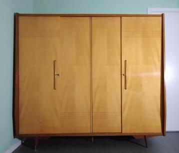 Vintage V-form kleerkast met commode  beschikbaar voor biedingen