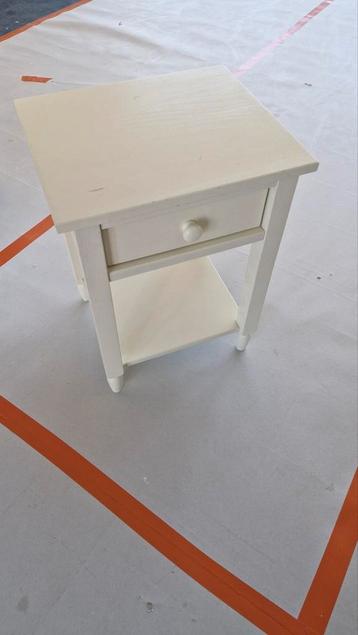 Table de chevet.  Bois massif  43 sur 37 et 57 de hauteur, Enlèvement ou Envoi, Comme neuf, Bois