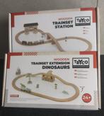 Tryco houten treinset: station  + uitbreiding dino's - NIEUW, Ophalen of Verzenden, Nieuw, Rij- of Hobbelspeelgoed