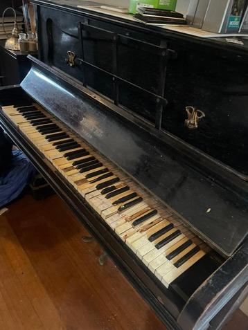 PIANO A DONNER  disponible aux enchères