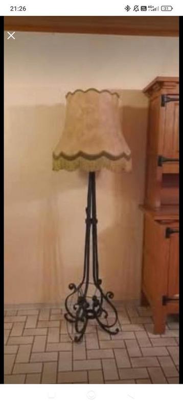 Lampadaire en fer forgé beschikbaar voor biedingen