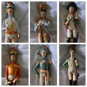 7X vintage napoleontische soldaat porseleinen sculptuur beschikbaar voor biedingen