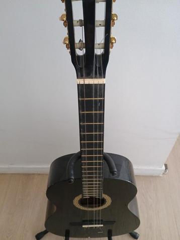 Guitar stol beschikbaar voor biedingen