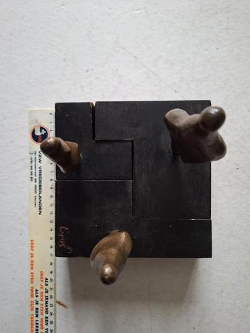 Drie bronzen beeldjes van Charles Eyck uit 1983 beschikbaar voor biedingen