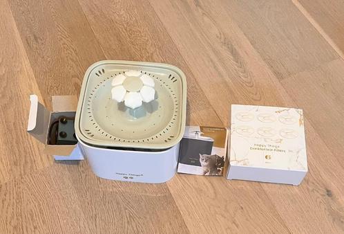 Drinkfontein katten Happy Things (wit) met 6 filters, Dieren en Toebehoren, Kattenvoerbakken en Drinkbakken, Zo goed als nieuw