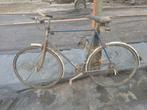 Lot oude fietsen .staan onder stof., Fietsen en Brommers, Fietsen | Oldtimers, Ophalen