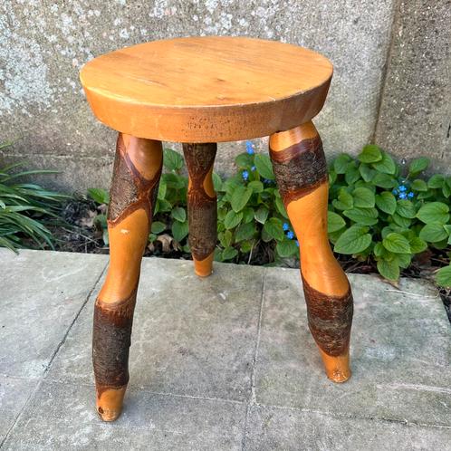 Vintage rustiek krukje tabouret hout met bast, Antiek en Kunst, Antiek | Meubels | Stoelen en Sofa's, Ophalen of Verzenden