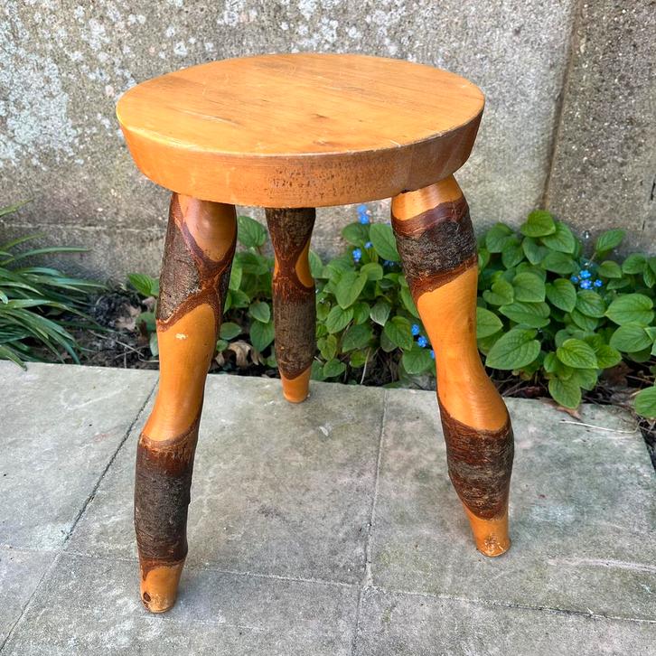 Vintage rustiek krukje tabouret hout met bast, Antiek en Kunst, Antiek | Meubels | Stoelen en Sofa's, Ophalen of Verzenden