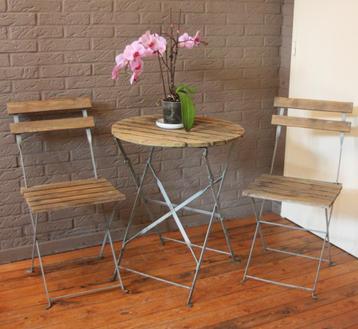 Tuintafeltje En Twee stoelen / Uit Hard Hout En Metaal beschikbaar voor biedingen
