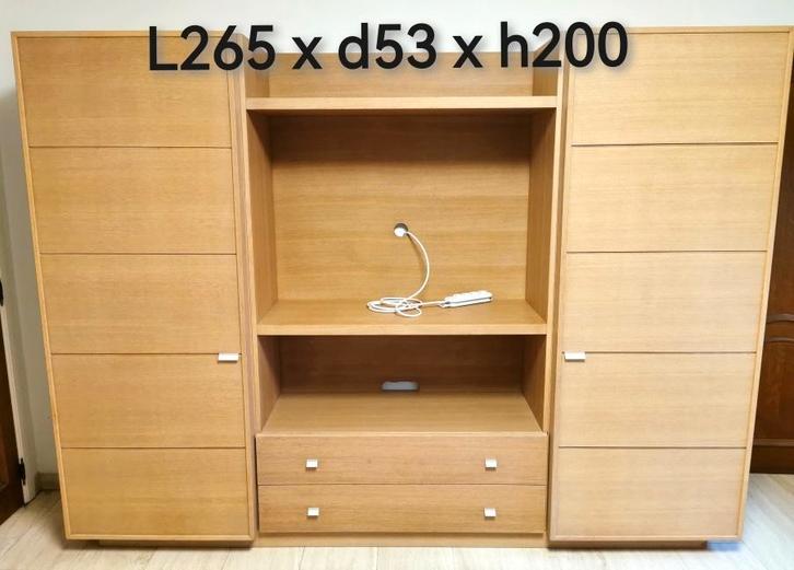 Grote ruime kleerkast met tv voorziening, Huis en Inrichting, Slaapkamer | Complete slaapkamers, Zo goed als nieuw, Ophalen of Verzenden