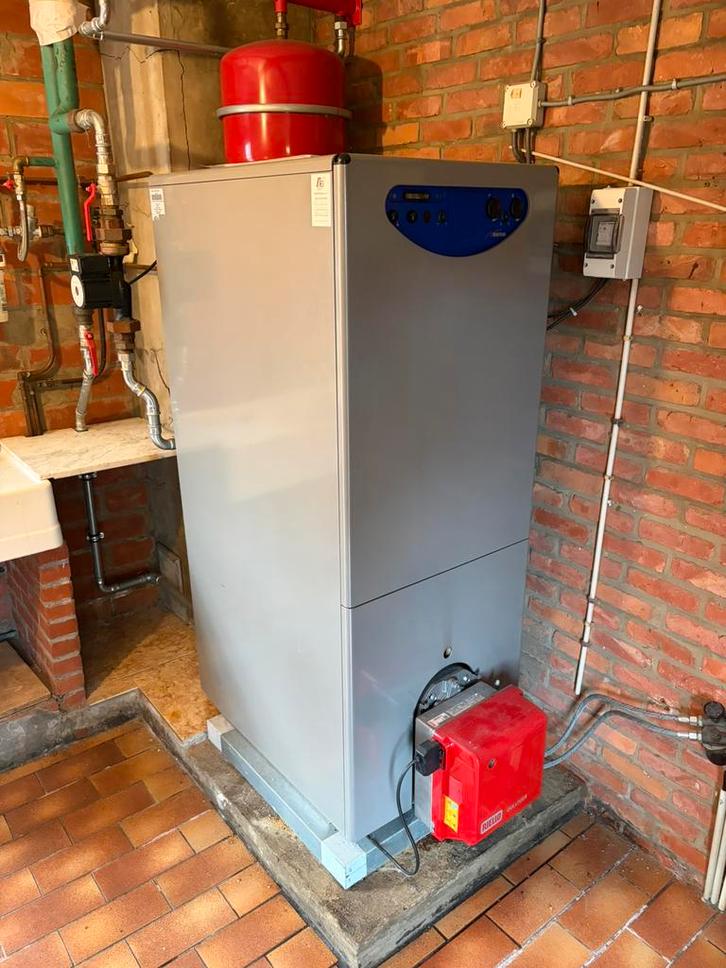 Mazoutketel met brander en circulatiepomp, Doe-het-zelf en Bouw, Chauffageketels en Boilers, Zo goed als nieuw, Boiler, Ophalen