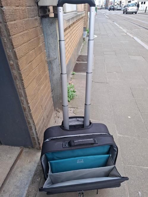 Laptop trolley Case Logic (2 stuks), Handtassen en Accessoires, Koffers, Zo goed als nieuw, Zacht kunststof, Minder dan 50 cm