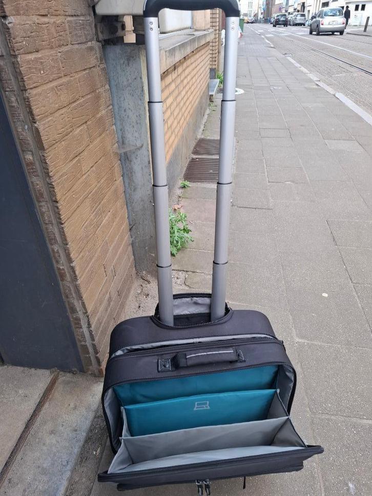 Laptop trolley Case Logic (2 stuks), Handtassen en Accessoires, Koffers, Zo goed als nieuw, Zacht kunststof, Minder dan 50 cm