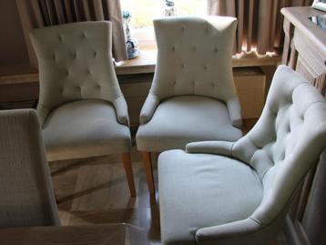 4 stijlvolle stoelen met gecappitoneerde rugleuning beschikbaar voor biedingen