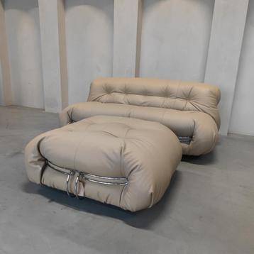 Cassina Soriana - Tweezits bank in Sand Leder beschikbaar voor biedingen