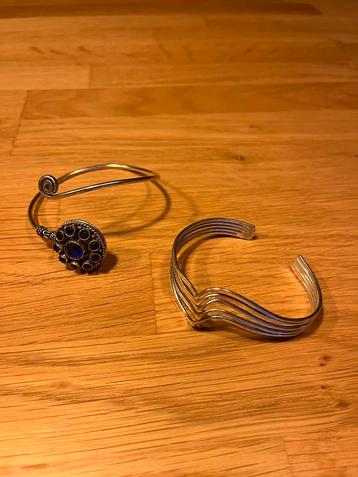 Twee zilverkleurige verstelbare armbanden  beschikbaar voor biedingen