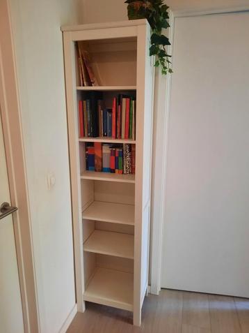 Smalle Ikea Hemnes boekenkast beschikbaar voor biedingen