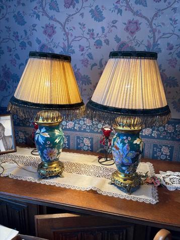 Antieke tafellampen met keramiek lampvoet beschikbaar voor biedingen