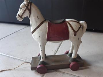 Stenen paard op karretje beschikbaar voor biedingen