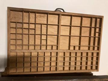 Antieke houten letterbakken beschikbaar voor biedingen