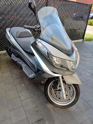Joli scooter Piaggio X10 330 cc 