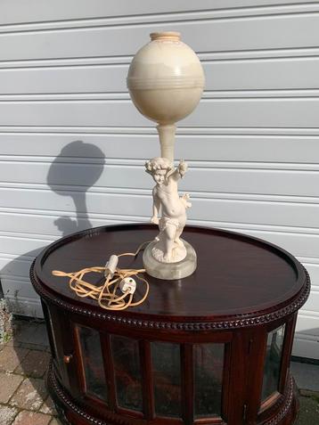 Zeer decoratieve albasten lamp uit de jaren 60.