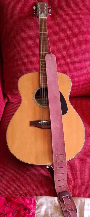akoestische gitaar SUZUKI F-90 met lederen strap beschikbaar voor biedingen