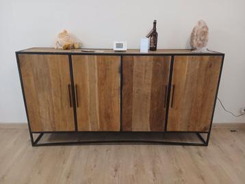 Industrial teak kast beschikbaar voor biedingen