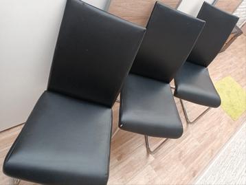 Drie stoelen beschikbaar voor biedingen