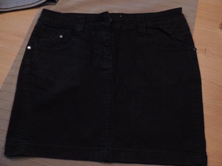 2 jeansrokjes ( zwart + grijs), Kleding | Dames, Rokken, Zo goed als nieuw, Maat 36 (S), Zwart, Boven de knie, Ophalen of Verzenden