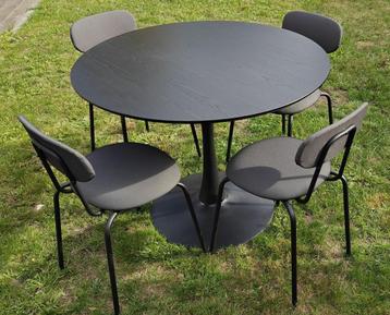 tafel en stoelen beschikbaar voor biedingen