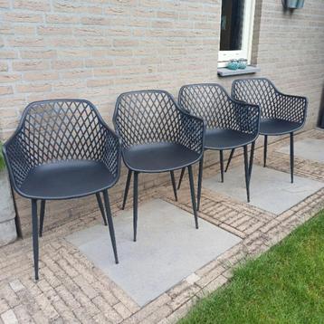 4 hippe, zwarte tuinstoelen beschikbaar voor biedingen