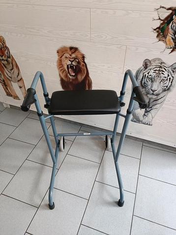Tribune déambulateur avec 2 roues 2 pieds et assise NEUVE  beschikbaar voor biedingen