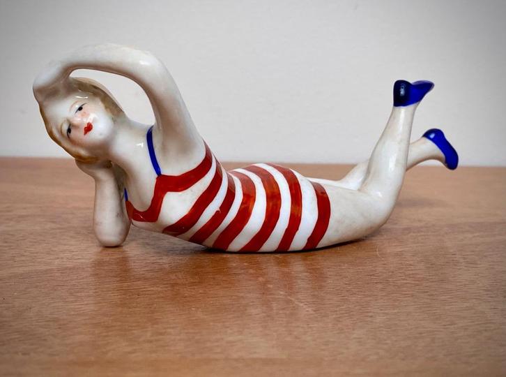 ANCIENNE FIGURINE en PORCELAINE BAIGNEUSE ART DÉCO 1930, Antiquités & Art, Antiquités | Porcelaine, Enlèvement ou Envoi