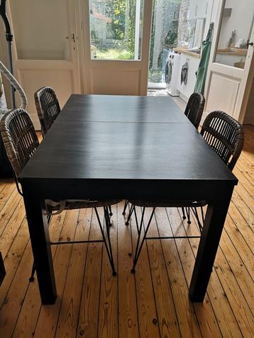 Zwarte, uitschuifbare tafel van Ikea beschikbaar voor biedingen