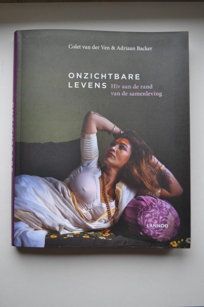 Onzichtbare levens (Adriaan Backer), Boeken, Overige Boeken, Zo goed als nieuw, Ophalen of Verzenden