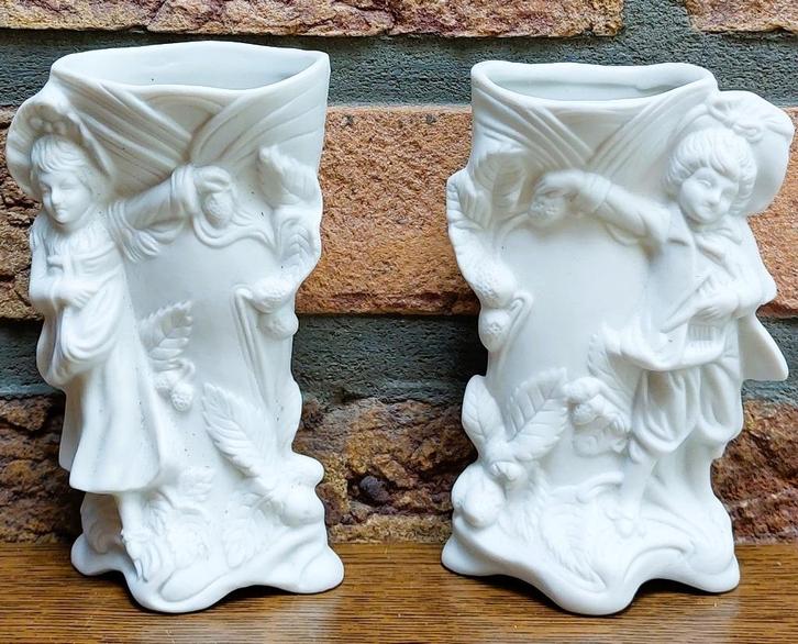 2 bisquit siervaasjes - Enkel samen verkocht - € 25, Antiek en Kunst, Antiek | Porselein, Ophalen of Verzenden