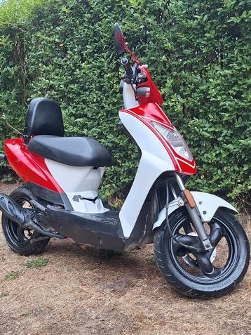 B klasse 50cc scooter kymco rijd 50 per uur papieren ok top  beschikbaar voor biedingen