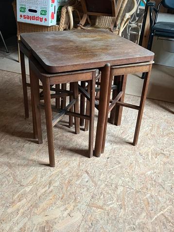 Petite table basse avec 4 tabourets beschikbaar voor biedingen