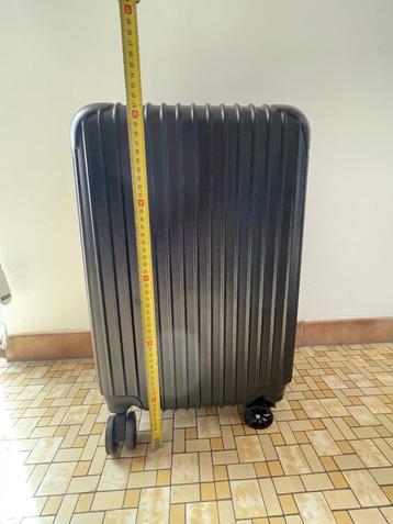 Petite valise légère beschikbaar voor biedingen