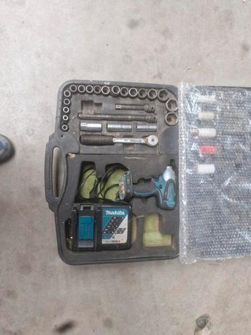 set krachtdoppen met slagmoersleutel en 2 baterijen beschikbaar voor biedingen