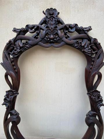 groot kader art nouveau in acajou beschikbaar voor biedingen